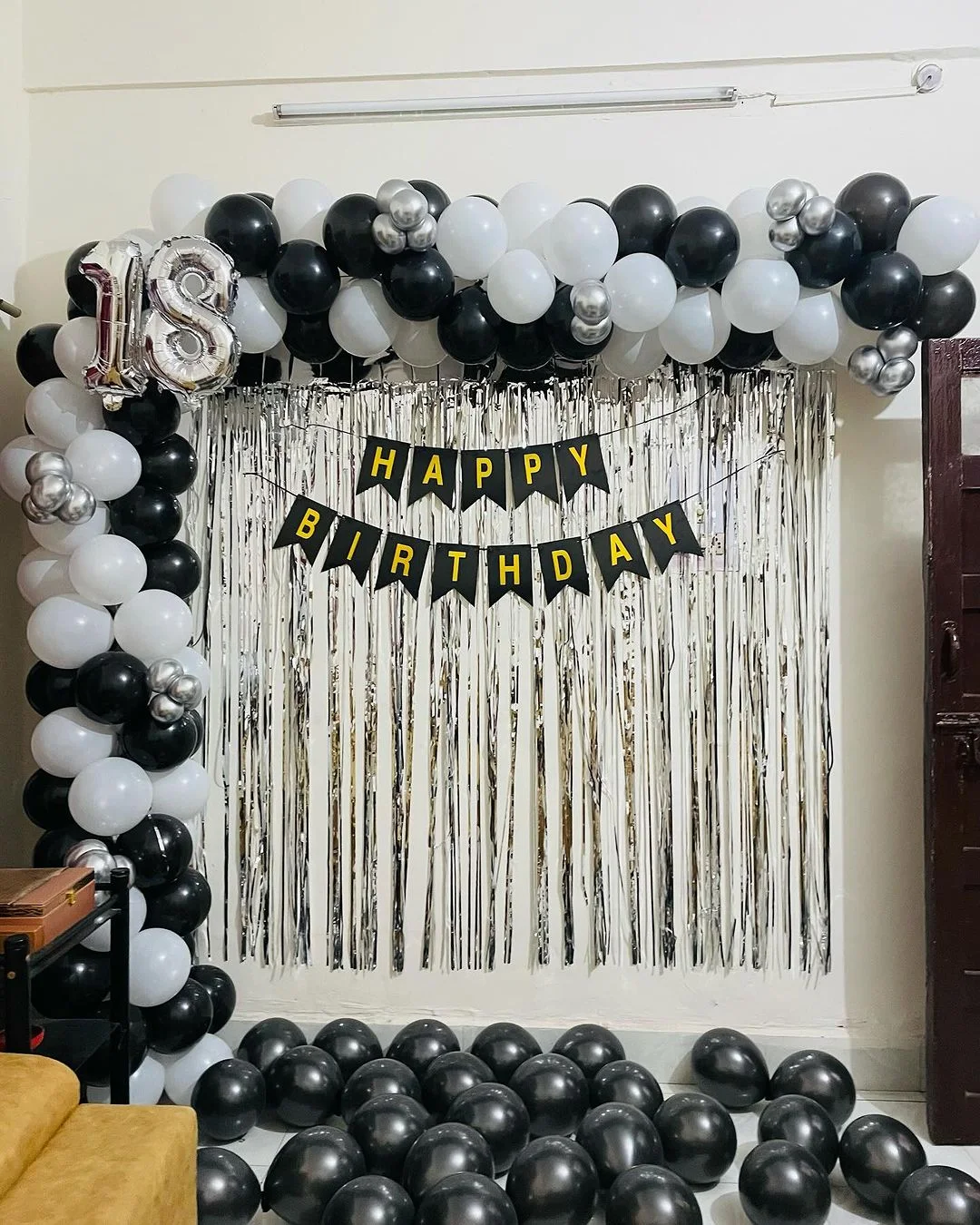 baloons-decoration-white-and-balck-balloons.webp
